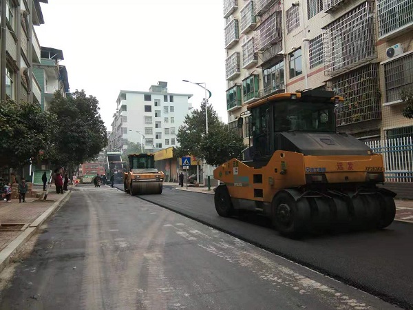 新田:社区道路&ldquo;白改黑&rdquo;提质改造步入快车道